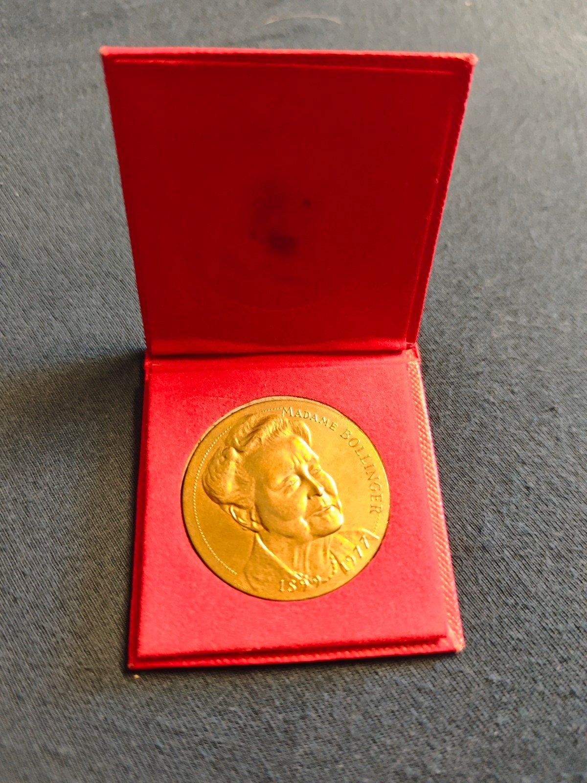 Médaille commémorative de Madame Bollinger (1899-1977), Ophalen