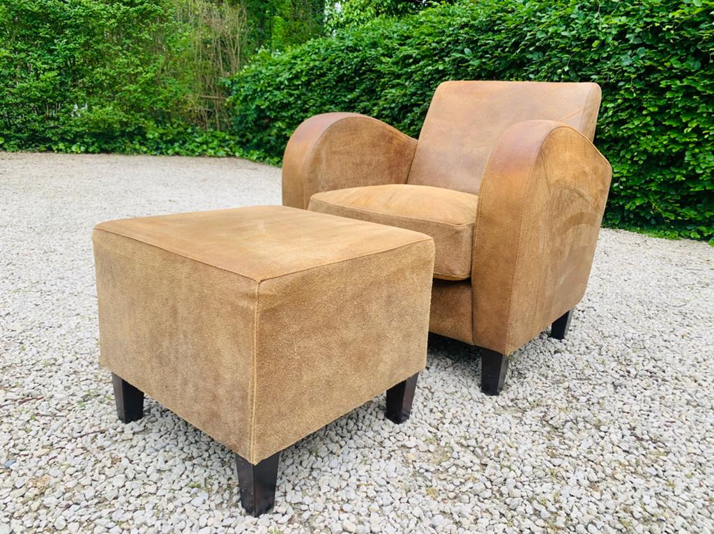 Schaapslederen clubfauteuil met poef in goede staat., Ophalen, Zo goed als nieuw