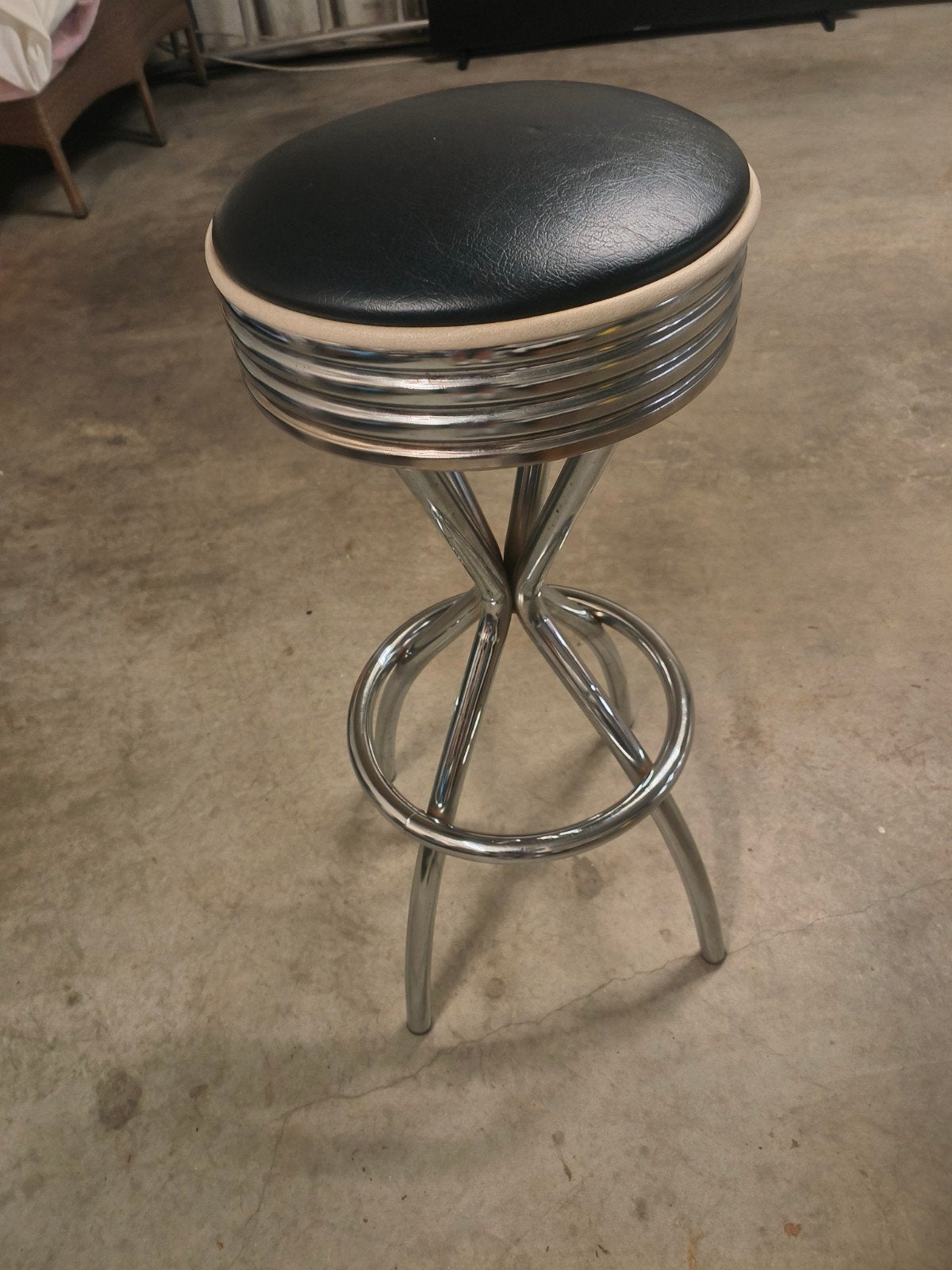 Retro barkruk zwart /wit, 1 tabouret, Enlèvement, Utilisé, Avec repose-pieds