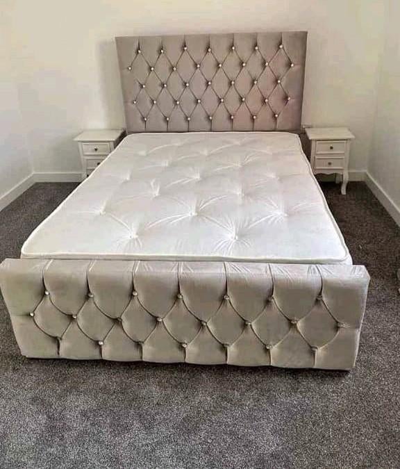 Luxe fluwelen bed – elegant design met premium comfort, Envoi, Neuf, Noir