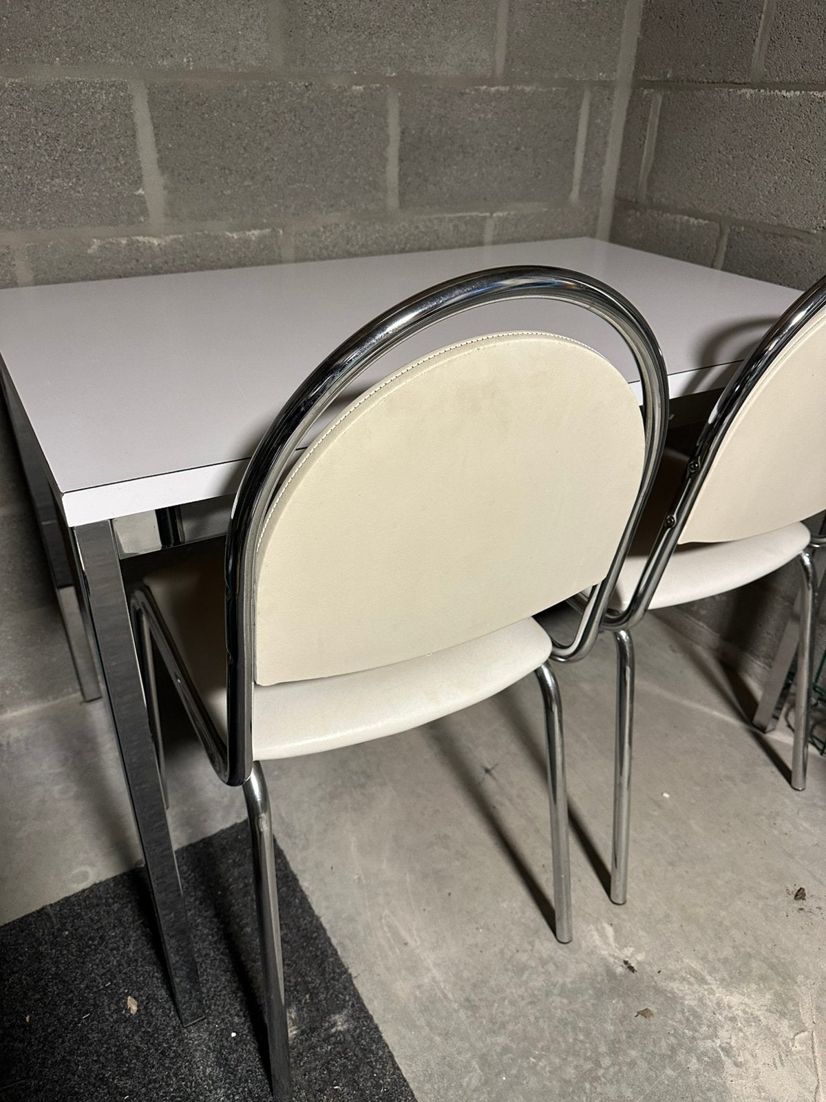 Table de cuisine en formica + 2 chaises, Enlèvement, Utilisé, Blanc