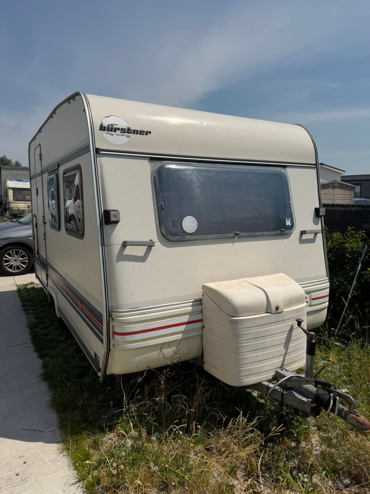 Bürstner Club (1988) – Compacte gezinscaravan (M.M.A. 800kg), Vast bed, Koelkast, Treinzit, Particulier