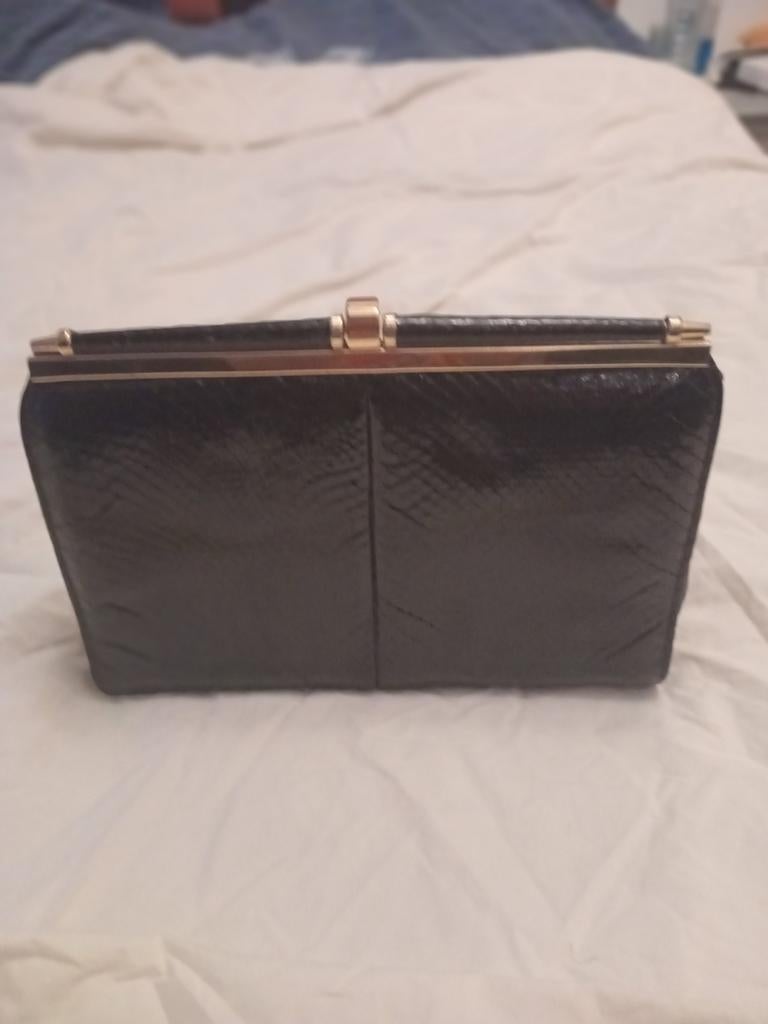 Sac en peau de crocodile véritable, Enlèvement