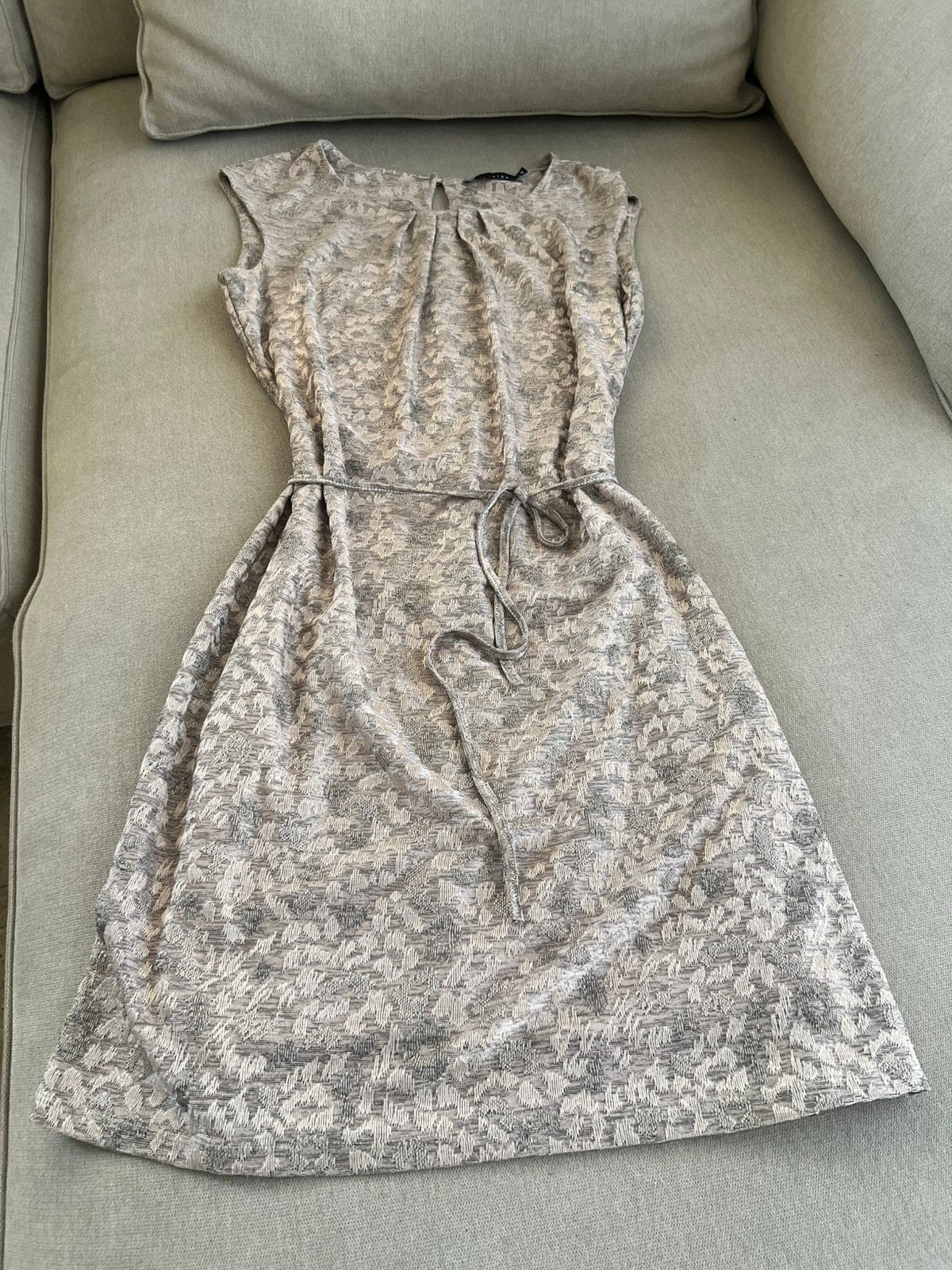 Lola & Liza elegante jurk maat 40, Maat 38/40 (M), Beige, Ophalen of Verzenden, Zo goed als nieuw