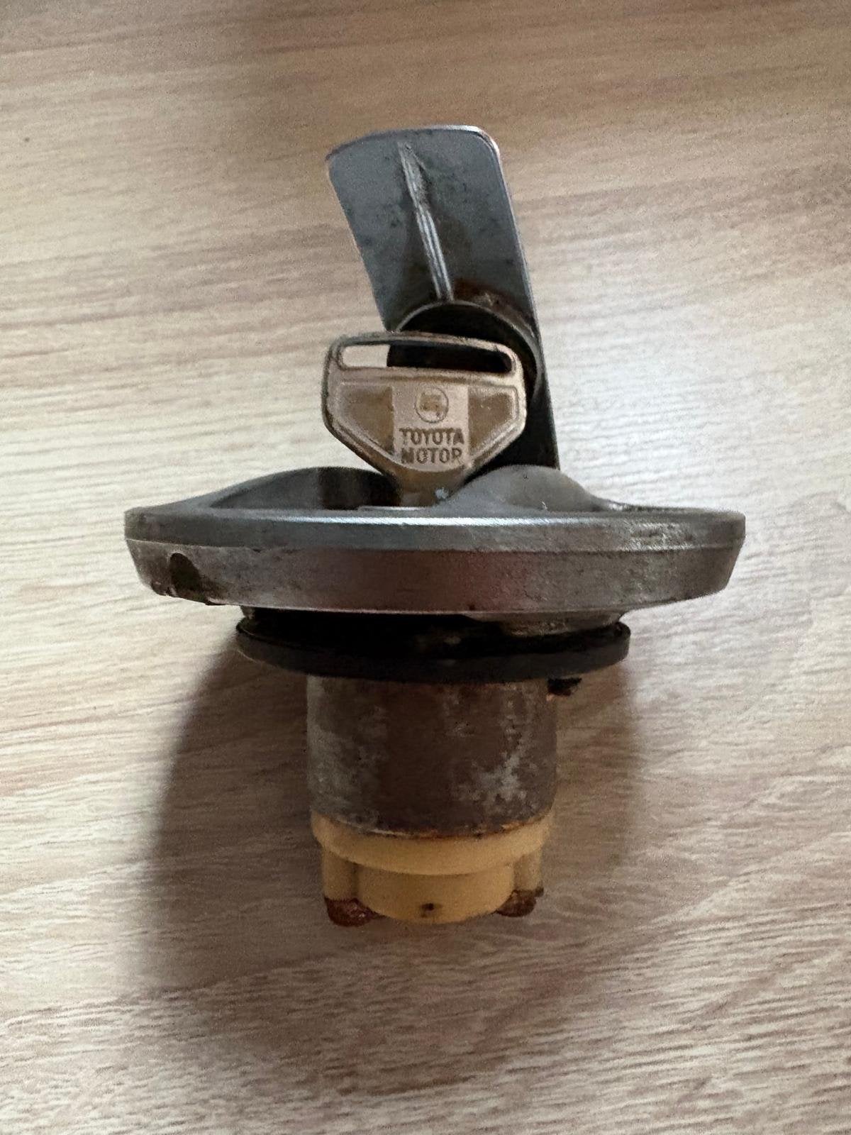 Toyota Celica TA22 en 23 tankdop, Auto-onderdelen, Ophalen of Verzenden, Gebruikt, Rechts, Toyota