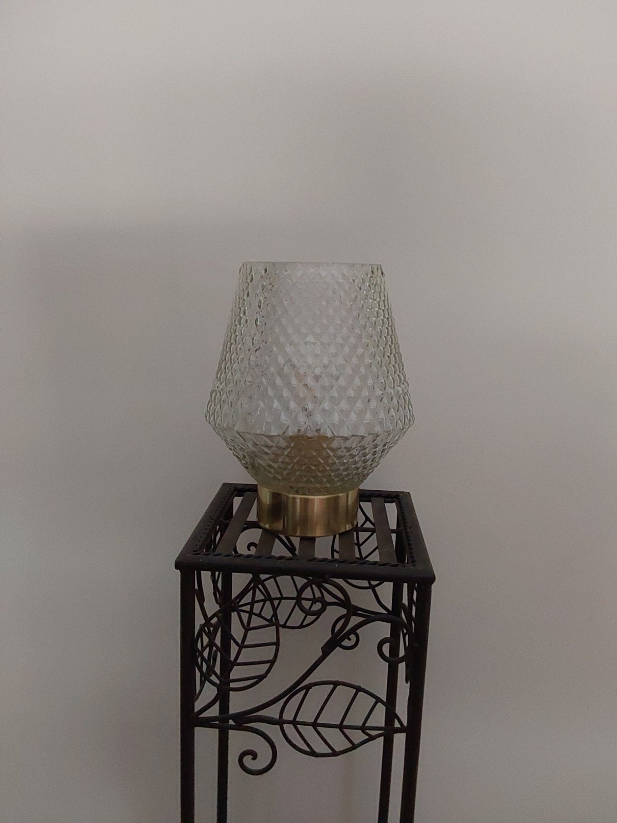 Jolie lampe avec base dorée, 20 cm, Source lumineuse incluse, Comme neuf, Verre