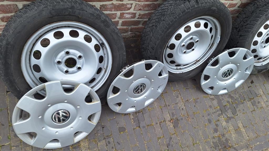 4 Volkswagen wielen inclusief wieldoppen en winterbanden, Enlèvement