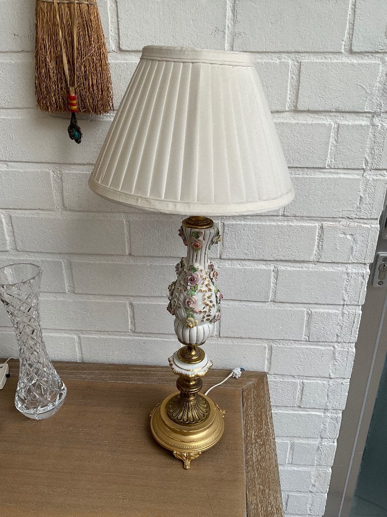 Oude porseleinen lamp met plissé lampenkap, Antiek en Kunst, Ophalen of Verzenden