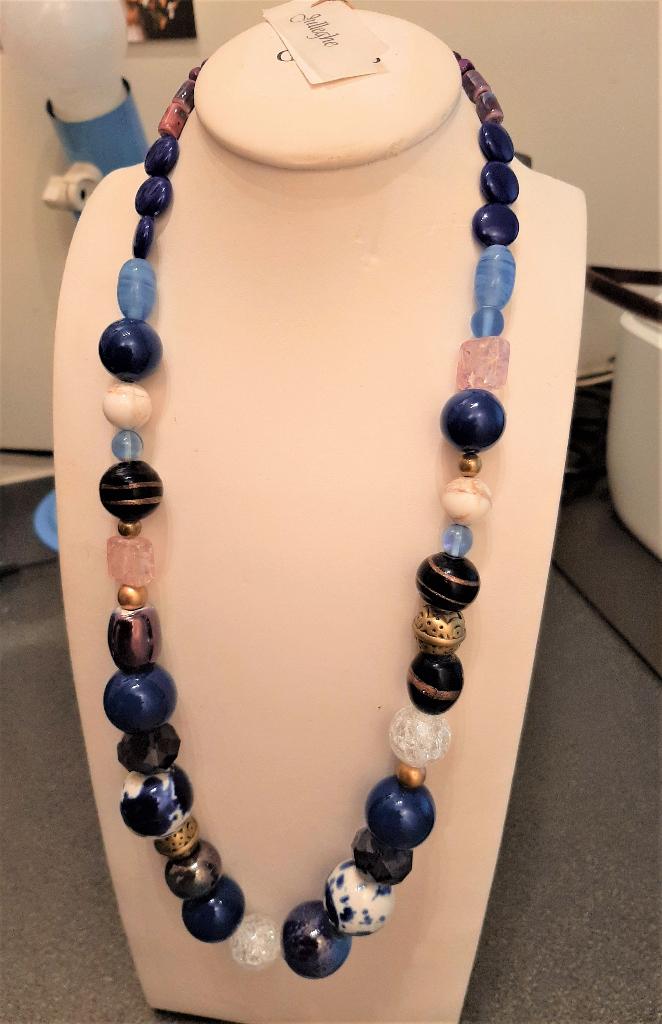 Te koop: Nieuw! Mooie blauwe ketting met dikke bollen, Handtassen en Accessoires, Kettingen, Ophalen, Nieuw, Blauw, Steen of Mineraal