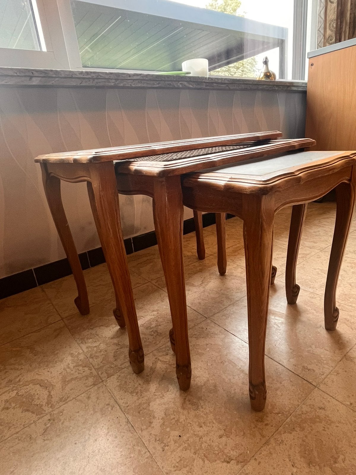 3 tables gigognes vintage en bois et cannage – à restaurer, Enlèvement