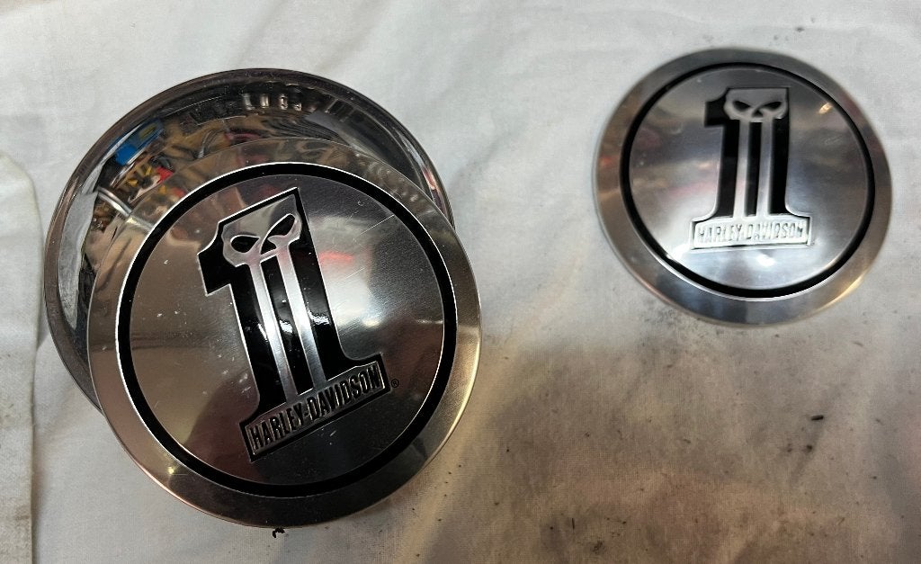 Harley benzinestop Number One Skull covers OEM-nr 99673-10, Motoren, Ophalen, Gebruikt