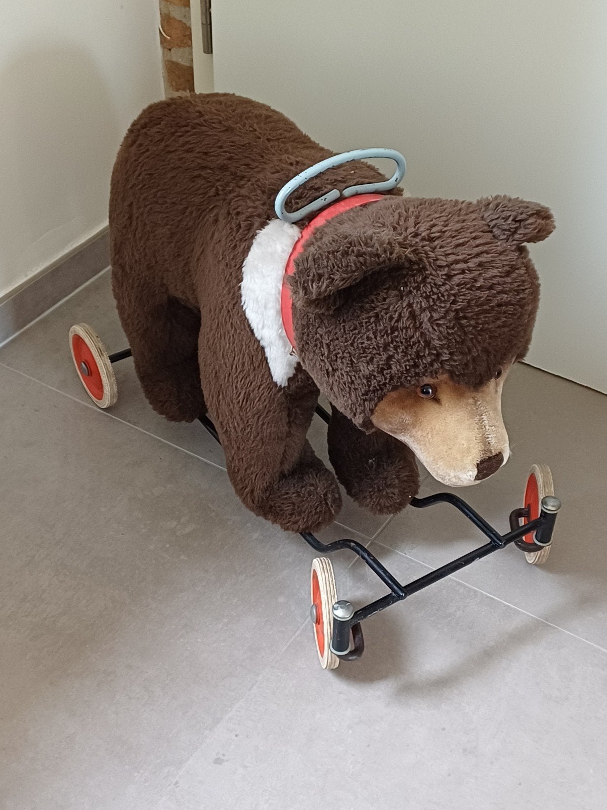 Ours Steiff ancien sur roues années 50 - 60
Dans un très bea, Enlèvement