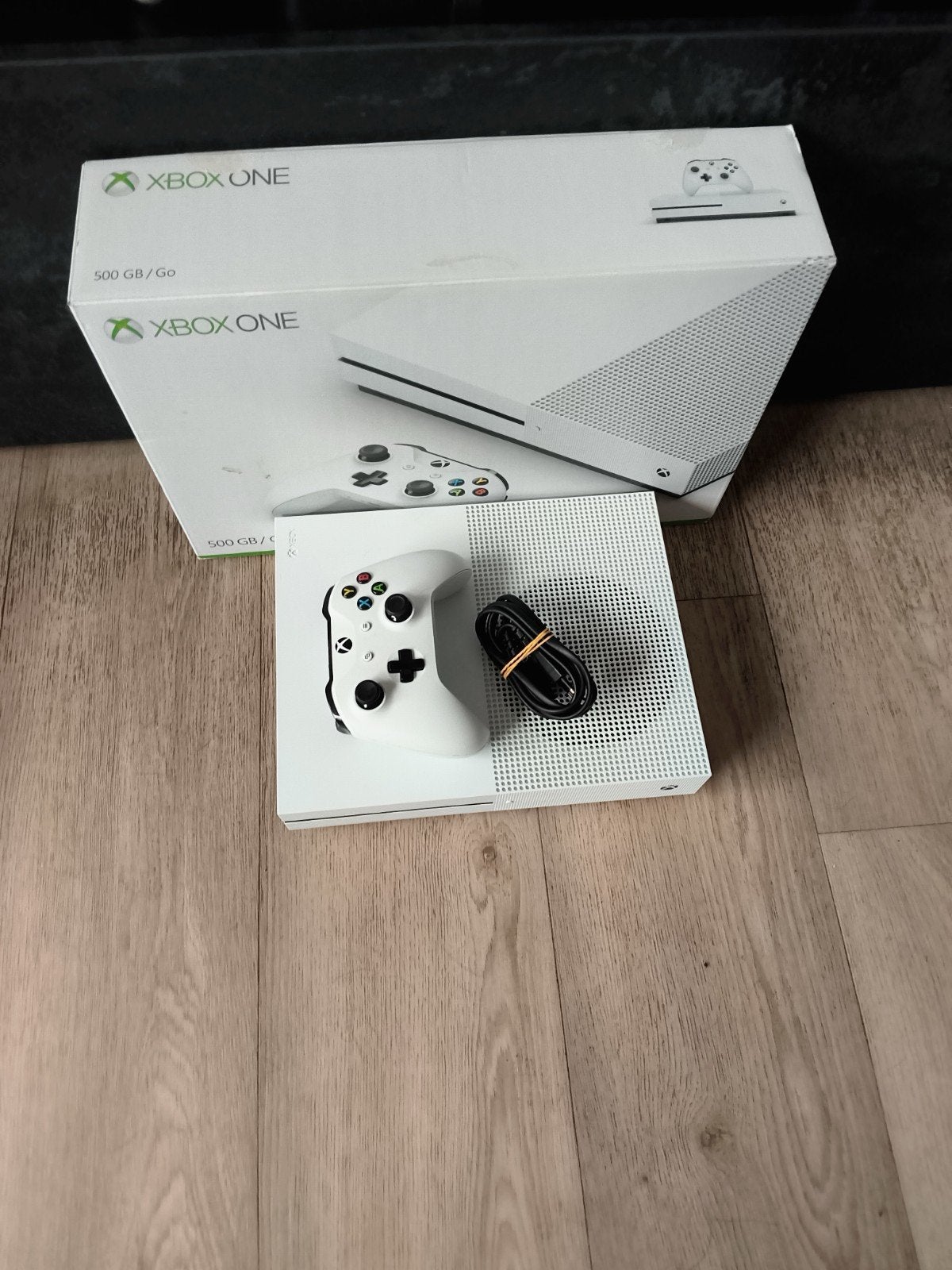 Xbox One S 500Gb met doos en controller, Games en Spelcomputers, Spelcomputers | Xbox One, Zo goed als nieuw, Xbox One, 500 GB