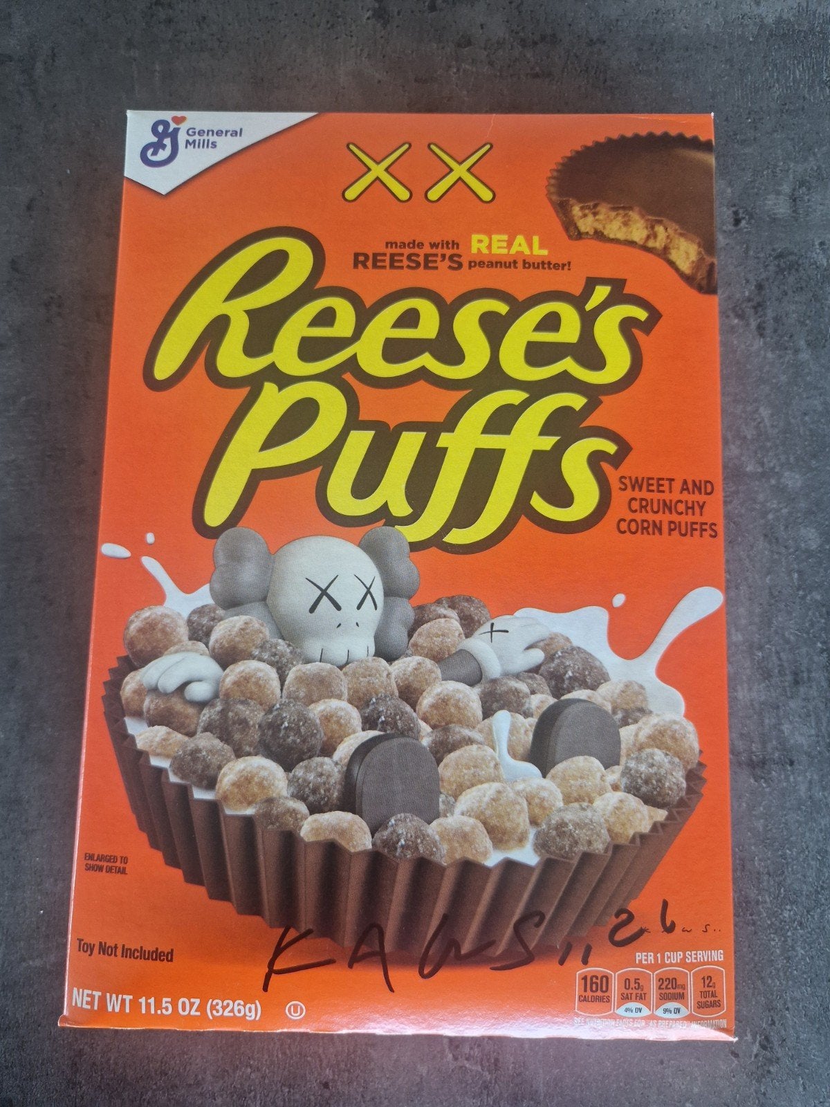 Reese's Puffs signed by Kaws, Antiek en Kunst, Ophalen of Verzenden