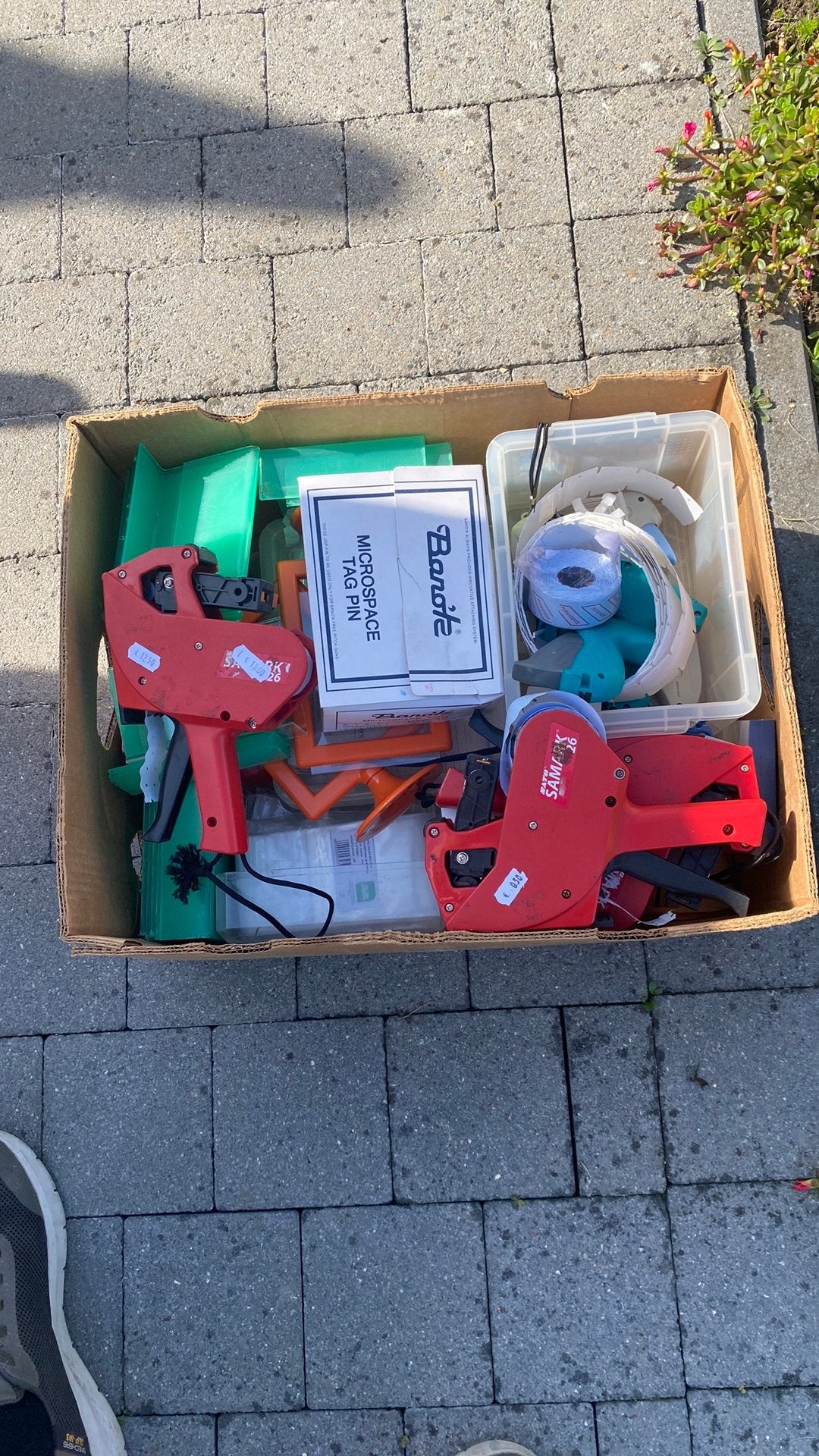Hele doos prijzers en tag pins, Doe-het-zelf en Bouw, Ophalen, Gebruikt