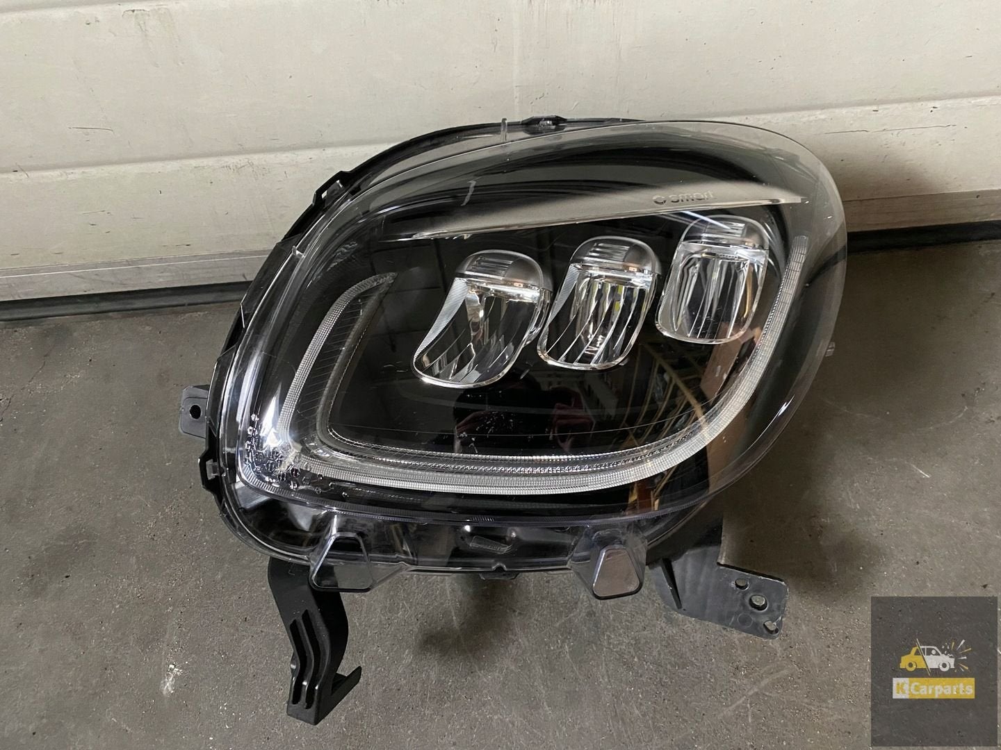 KOPLAMP LINKS SMART 453 FULL LED 260606726R, Gebruikt, Mercedes-Benz AG, Mercedesstrasse 120
70372  Stuttgart, DE, Dialog@mercedes-benz.com