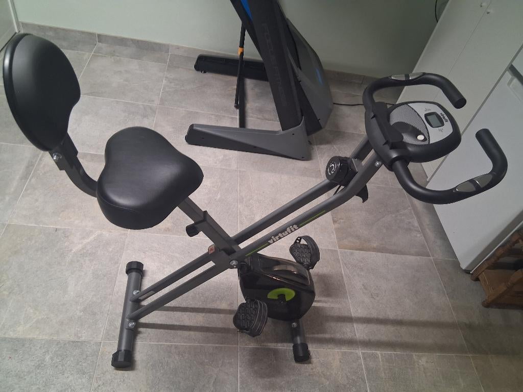 VirtuFit Opvouwbare Hometrainer + Rugleuning en Tablethouder, Sports & Fitness, Appareils de fitness, Comme neuf, Vélo d'appartement