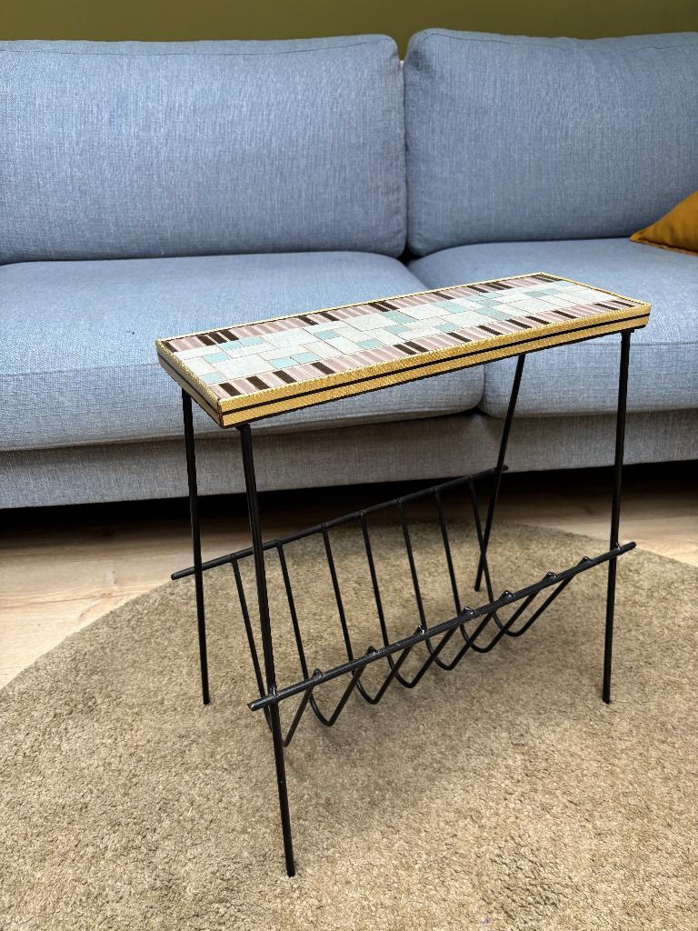 Vintage bijzettafel met tegelblad en krantenrek, Minder dan 55 cm, Gebruikt, Metaal of Aluminium, Ophalen