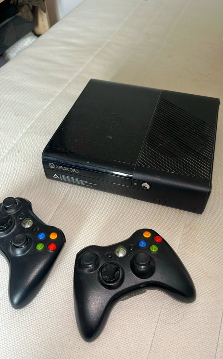 Xbox 360, Games en Spelcomputers, Spelcomputers | Xbox 360, 360 E, Met 2 controllers, Ophalen of Verzenden, 250 GB