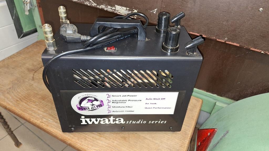 IWATA  Powerjet Pro IS 975 airbrush compressor, Hobby en Vrije tijd, Schilderen, Ophalen of Verzenden, Zo goed als nieuw, Airbrush en Accessoires