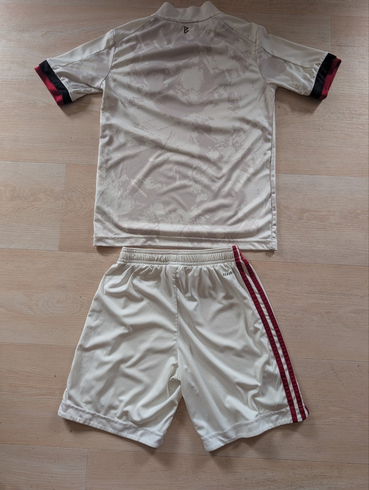 Véritable ensemble vareuse et short Adidas équipe belge, Sports & Fitness, Football, Enlèvement ou Envoi, Comme neuf, Maillot