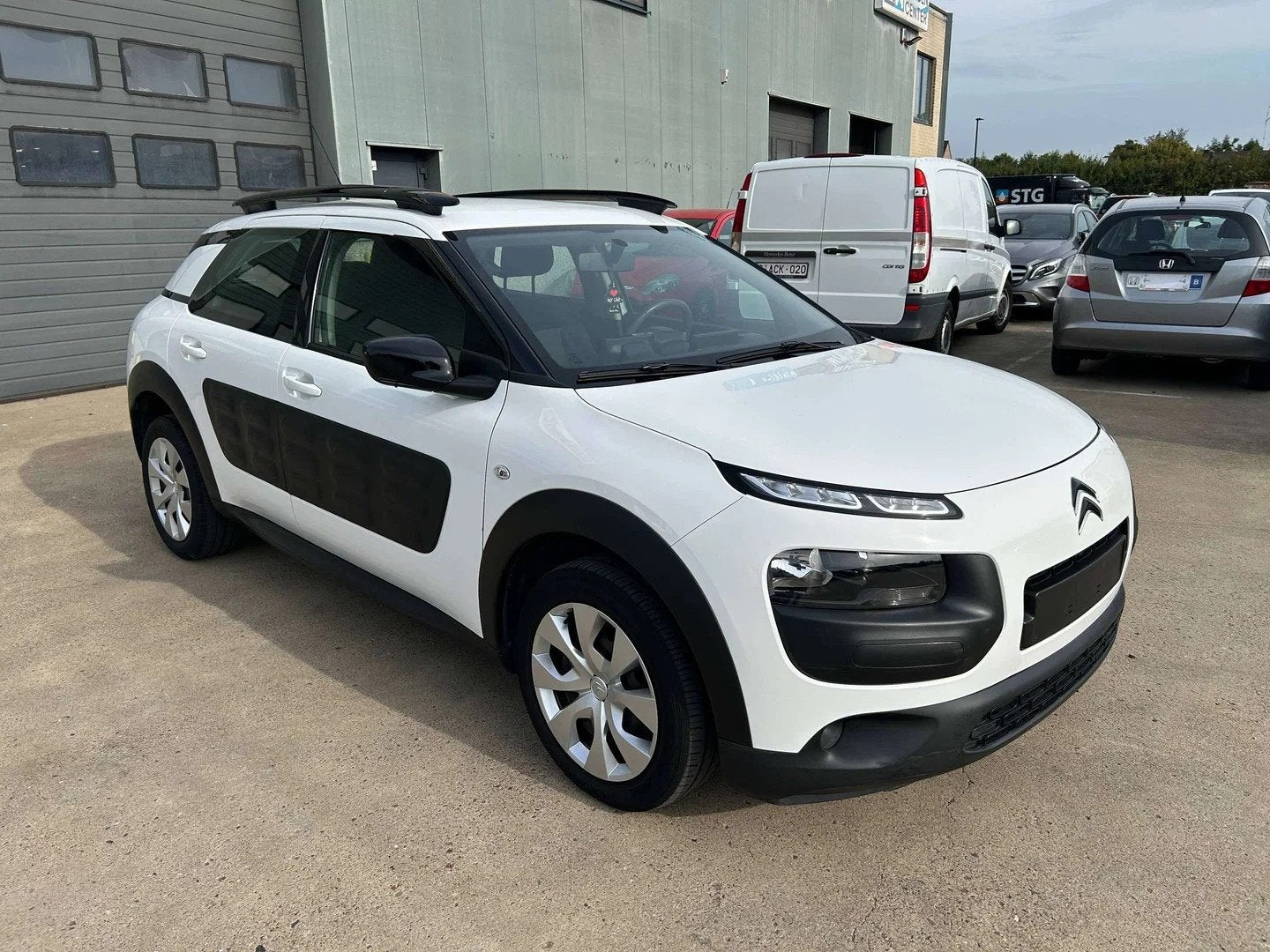 Citroën C4 Cactus 1.2 BENZINE 60 KW EURO 5 ZIE FOTO'S, Auto's, Euro 5, Stof, Gebruikt, Zwart
