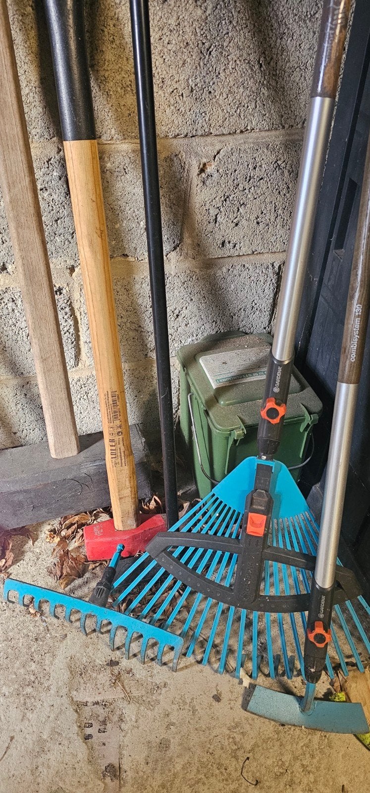 Grand lot d'outils de jardinage Bosch, Gardena et Powerplus, Enlèvement