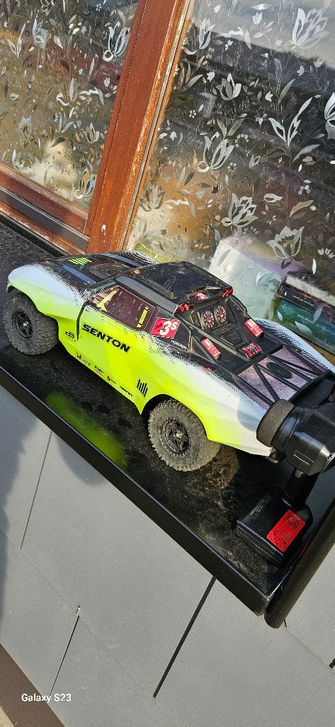 Voiture rc Aarma senton 223s, Enlèvement, Comme neuf