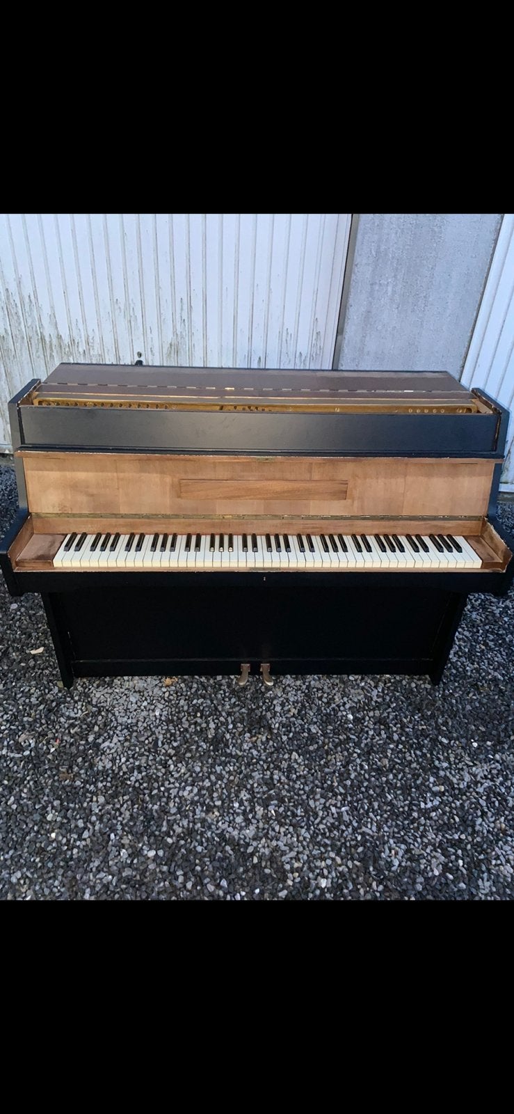 Piano droit noir fonctionne bien, Musique & Instruments, Pianos, Enlèvement, Comme neuf