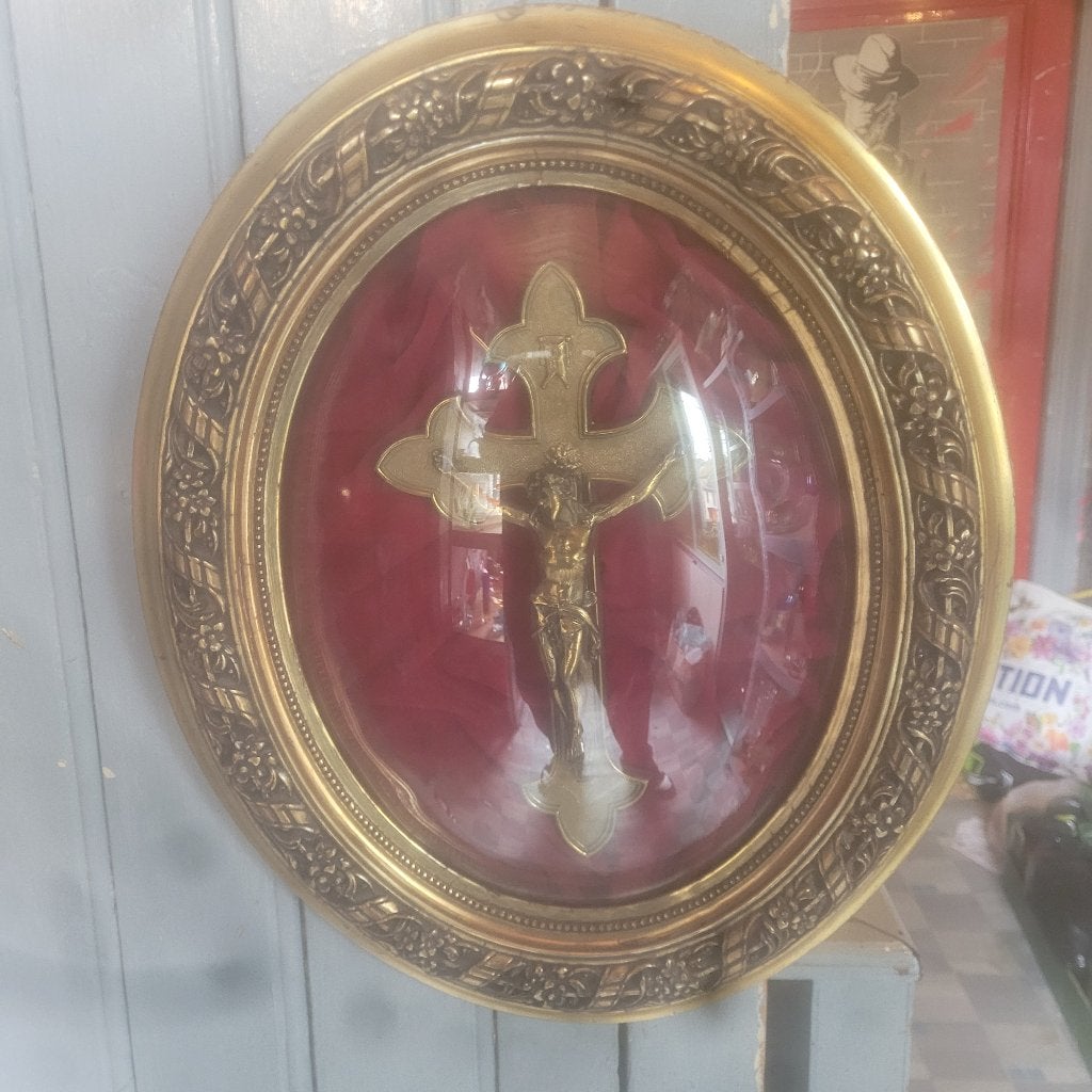 Crucifix Cadre Ovale Doré Verre Bombé – Époque Napoléon III, Enlèvement