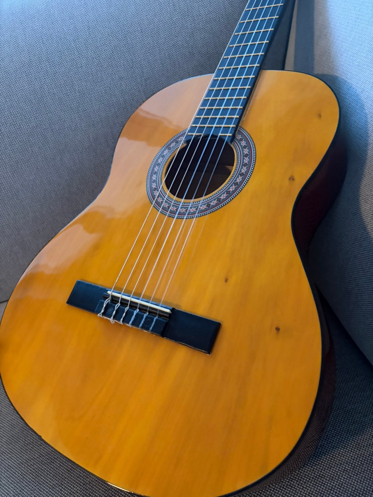 Titel: RocketMusic klassieke gitaar / Spaanse gitaar nylon, Muziek en Instrumenten, Ophalen, Zo goed als nieuw