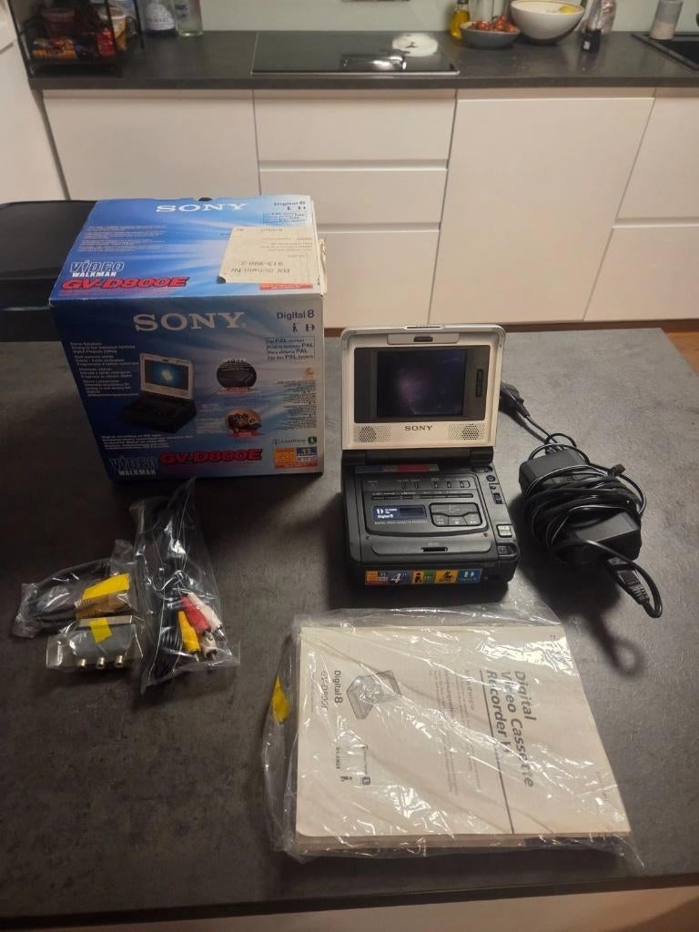 Walkman 8mm-Hi8-numérique 8 Sony GV‑D800E — Complet, TV, Hi-fi & Vidéo, Caméscopes numériques, Comme neuf, Bande, Disque ou Mémoire
