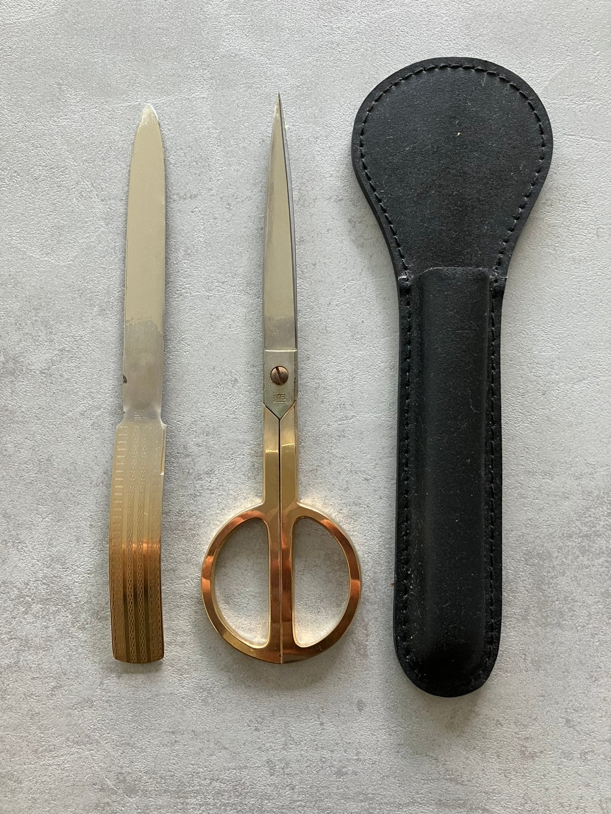 briefopener en schaar in lederen etui, Antiek en Kunst, Ophalen of Verzenden