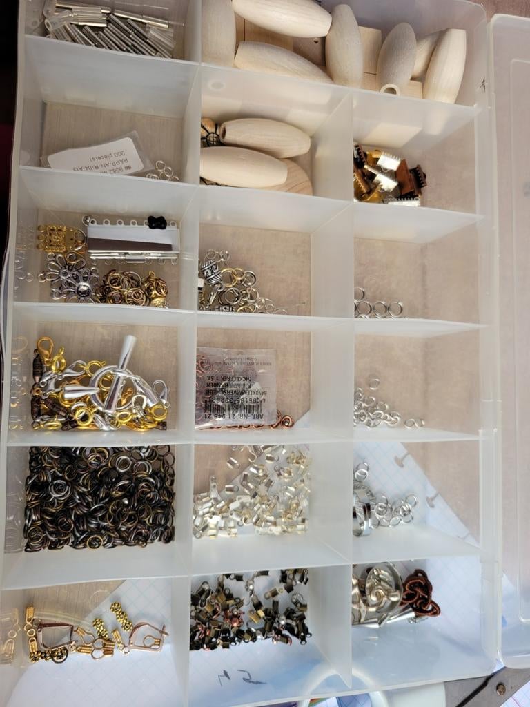 Boîte avec accessoires de fermeture et différentes perles, Enlèvement