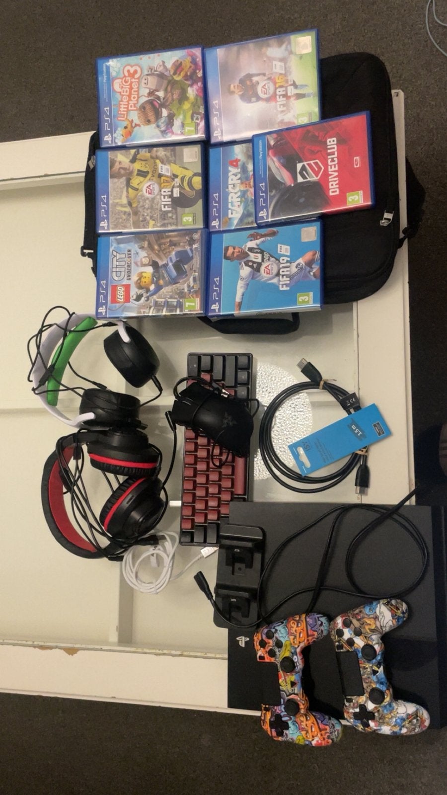 ps4 met alles erop en eraan incl toetsenbord en muis, Ophalen, Zo goed als nieuw