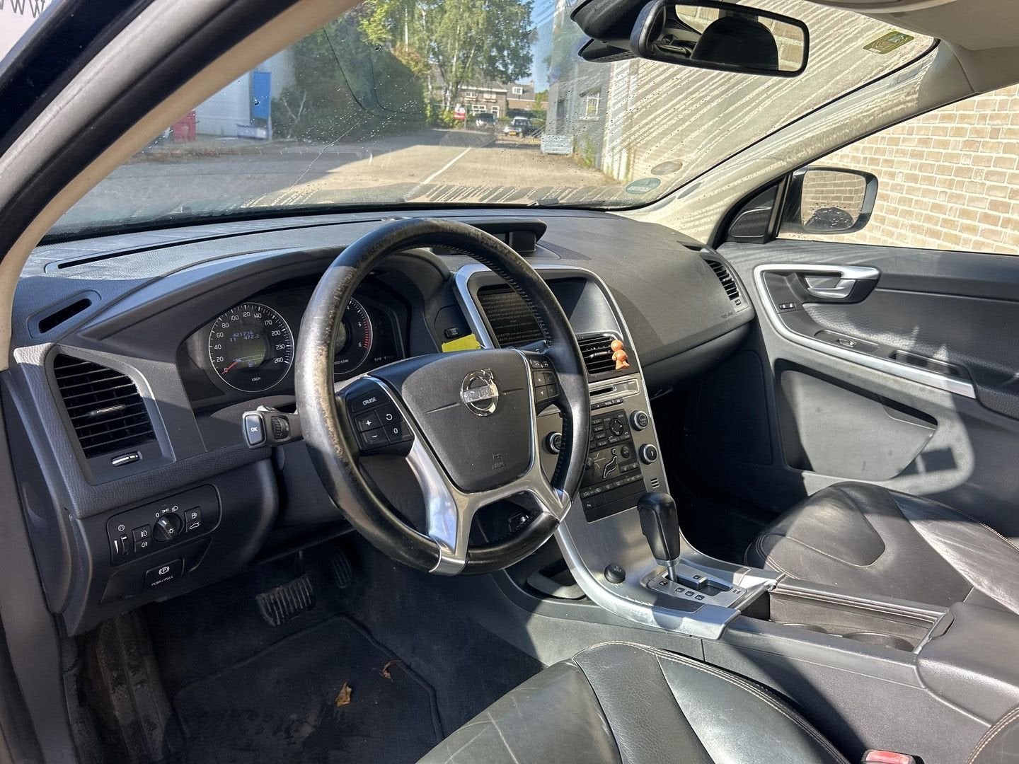 Volvo XC60 2.4D Momentum Automaat | Cruise | Climate | Leder, Automaat, Parkeersensor, Zwart, Zwart