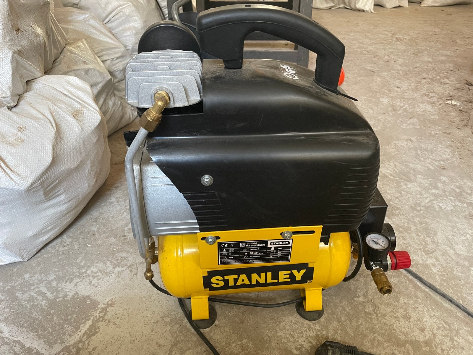 Compresseur Stanley D 210/8/6, Doe-het-zelf en Bouw, Compressors, Ophalen, Zo goed als nieuw
