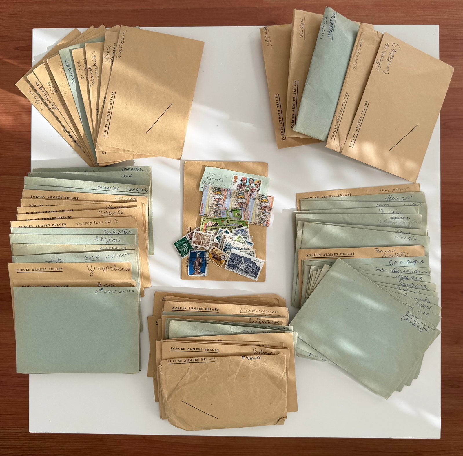 Lot de 86 enveloppes avec timbres anciens du monde entier, Enlèvement ou Envoi