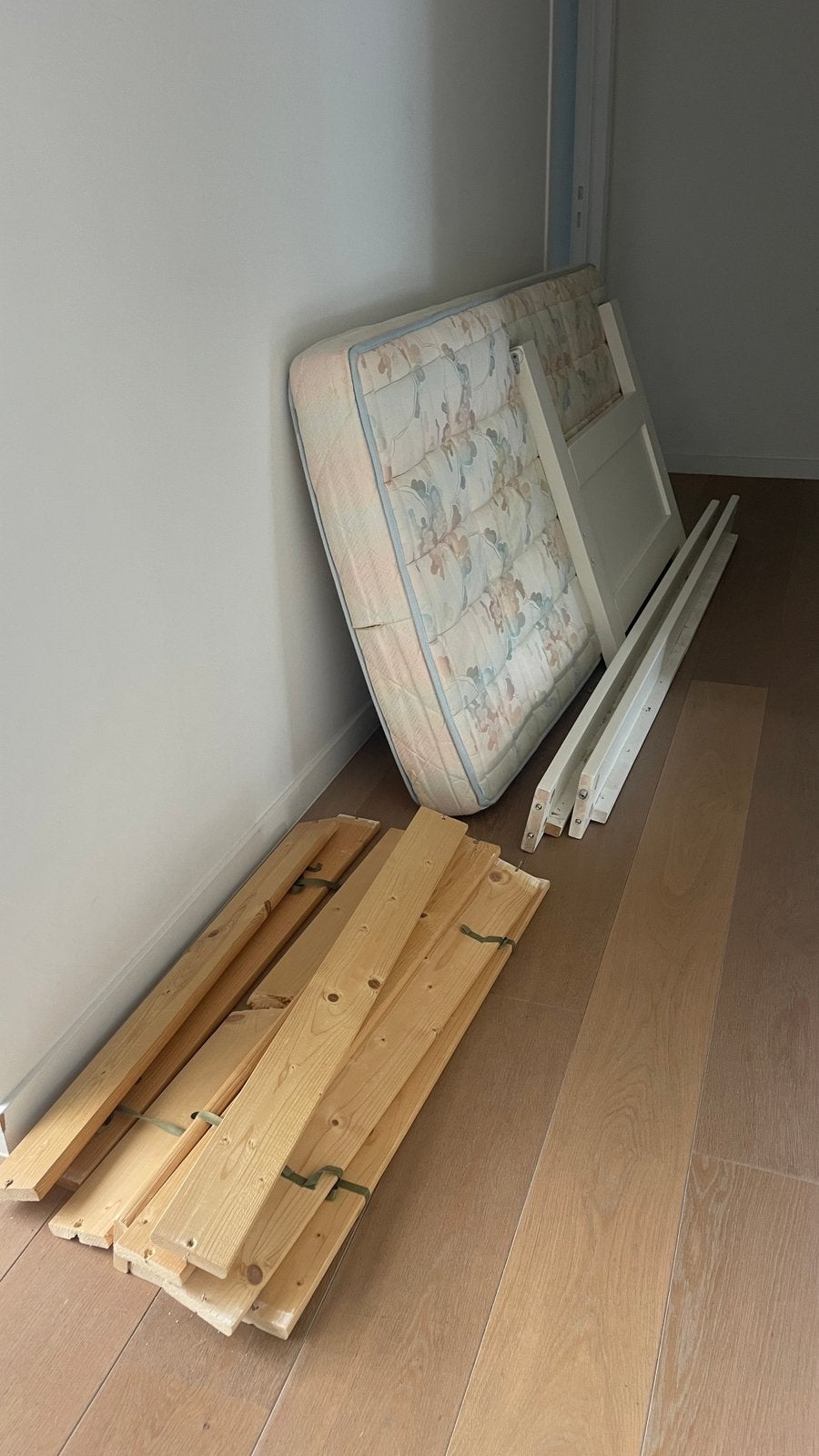 GRATIS : bed en matras, 100 cm, Une personne, Landelijk, Enlèvement