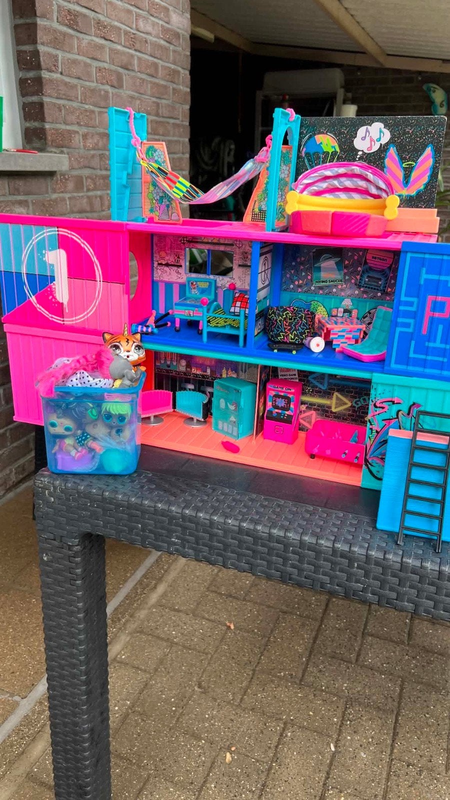 2 Playhouse poppenkasten, Ophalen
