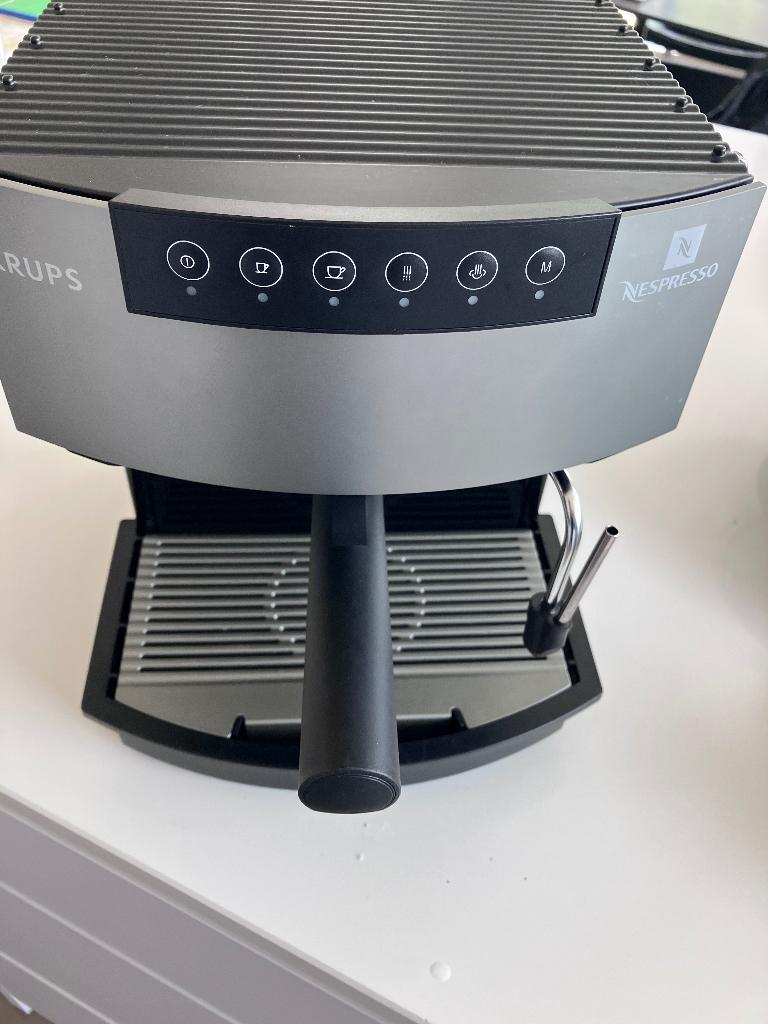 Nespresso Krups met stoomfunctie, Koffiepads en cups, Espresso apparaat, Zo goed als nieuw, 1 kopje