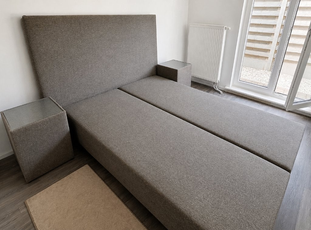 Boxspring incl. hoofdbord en bijhorende nachtkastjes, Ophalen, Zo goed als nieuw