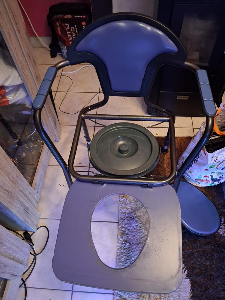 Chaise percée pieds réglable en hauteur complète, Enlèvement, Utilisé