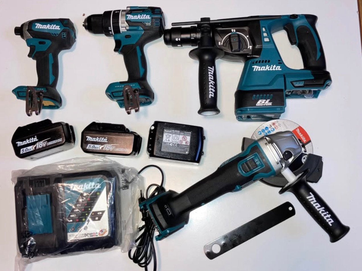 Makita 4 machine neuf plus 3 batterie chargeur, Enlèvement, Comme neuf
