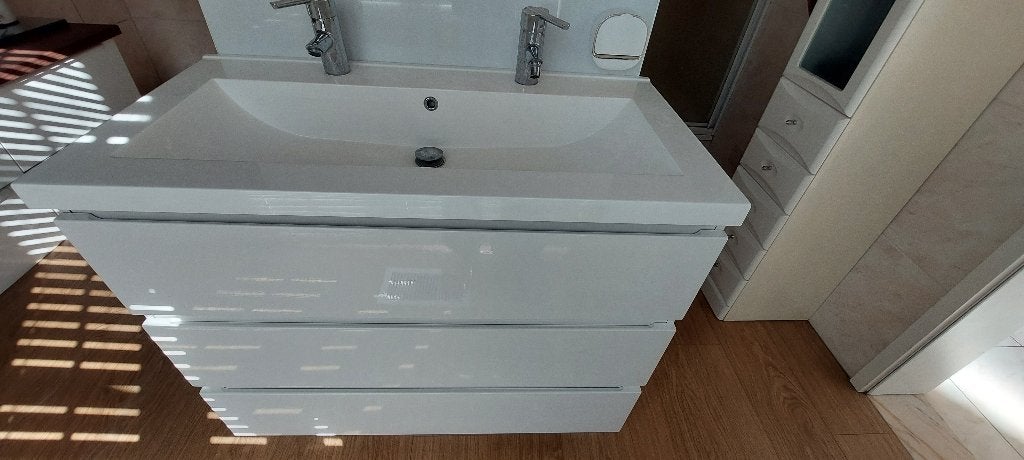 Meuble blanc 3 tiroirs + lavabo + 2 robinets. Très bon état., Moins de 100 cm, Meuble lavabo, 100 à 150 cm, Enlèvement