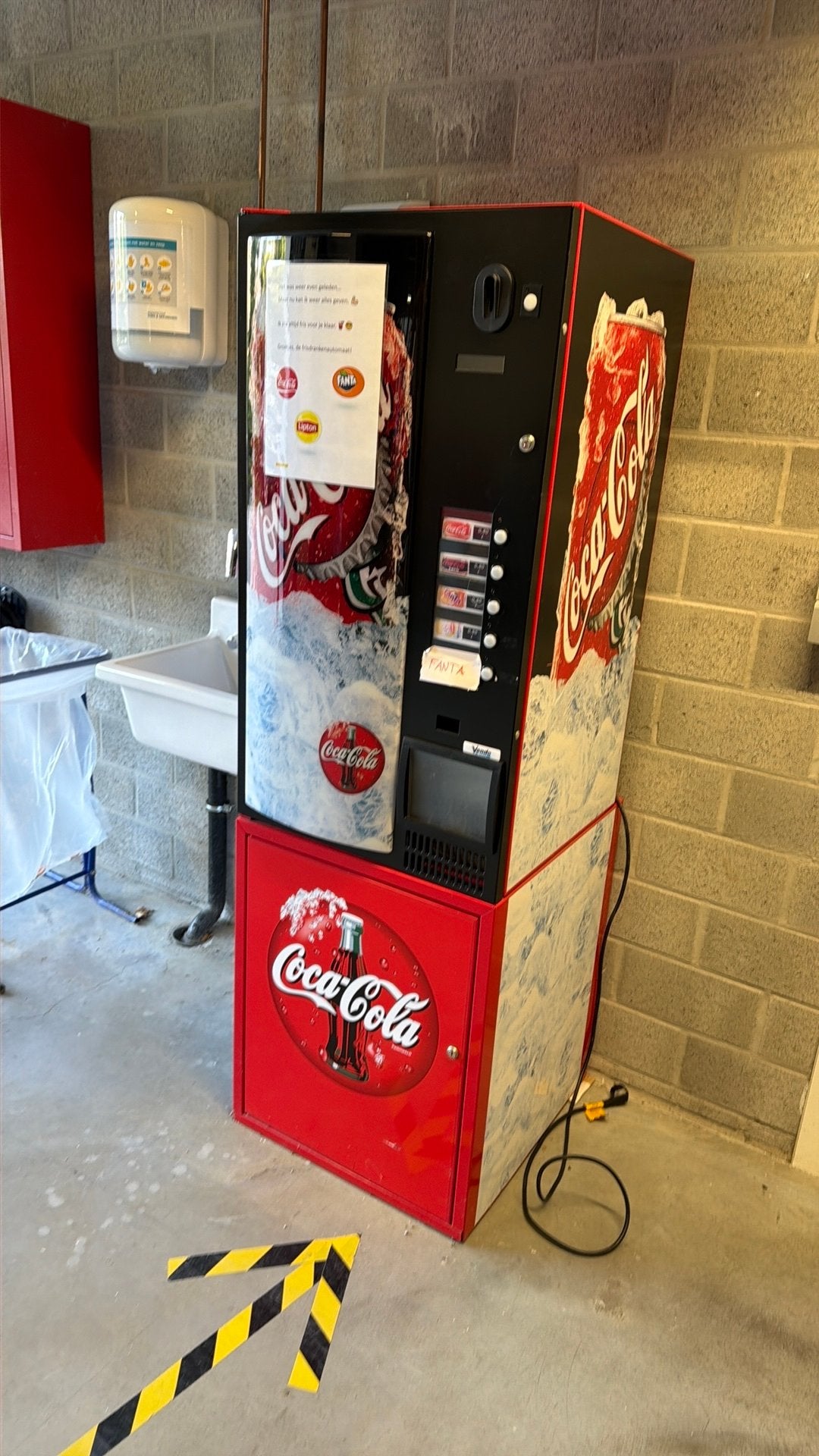 Coca cola automaat voor dikke blikken, Ophalen