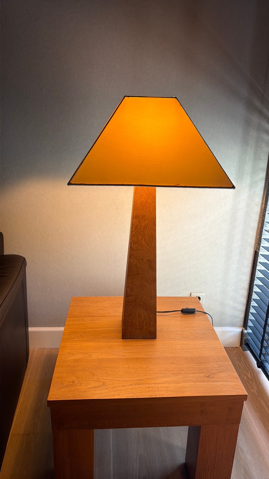 Lampe en teck, Maison & Meubles, Avec prise, Comme neuf, Autres couleurs, Enlèvement