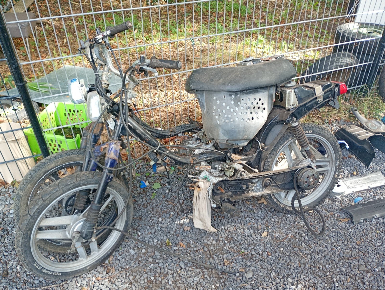 2 wallaroo geen papieren
en hoop onderdelen
veel stukken by, Fietsen en Brommers, Ophalen
