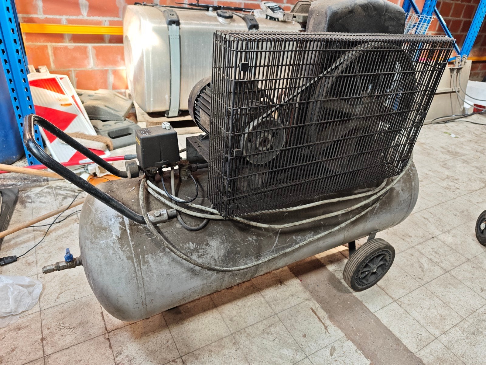 Compresseur 200L, 100 litres ou plus, Enlèvement, Utilisé, 10 bars ou plus