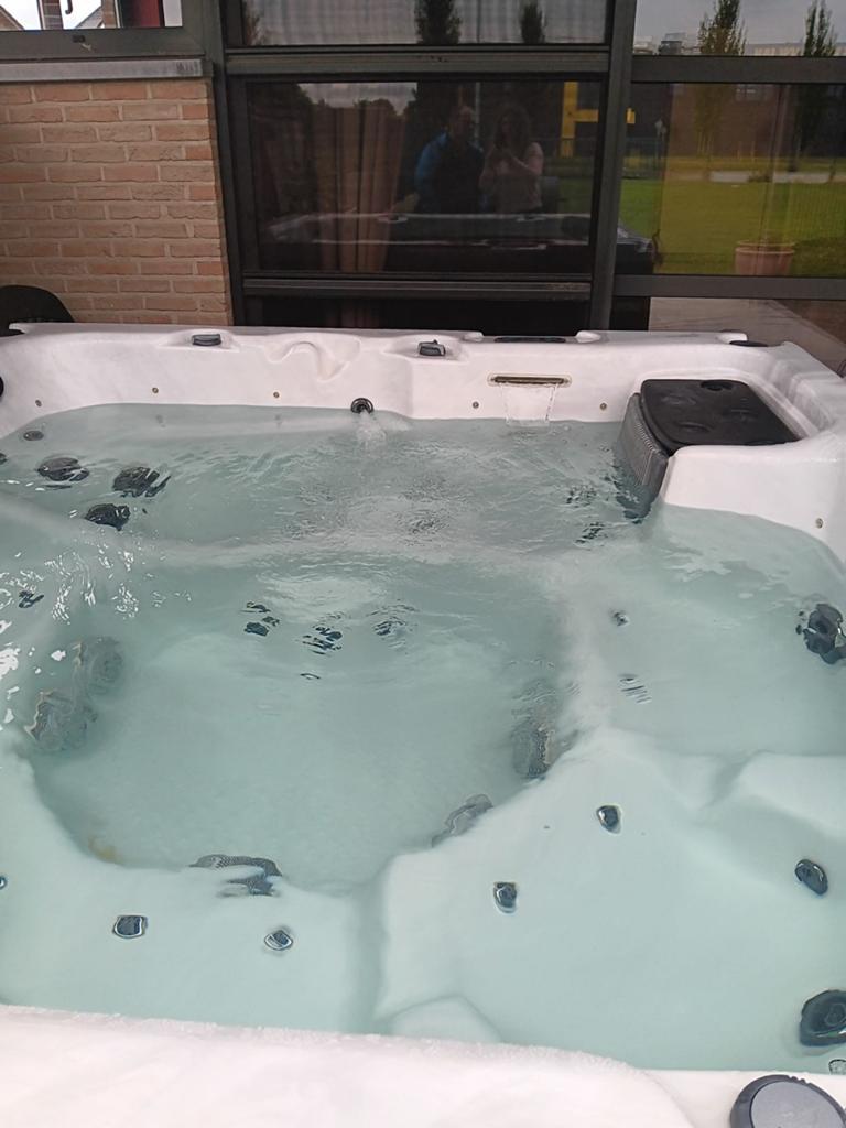 Jacuzzi gratis geleverd geplaatst en 1jaar garantie, Ophalen of Verzenden